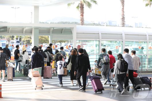 근로자의 날과 어린이날, 대체공휴일까지 이어지는 황금연휴 첫날인 1일 제주국제공항에 도착한 관광객들이 렌터카 하우스로 이동하고 있다.2025.5.1/뉴스1 ⓒ News1 강승남 기자