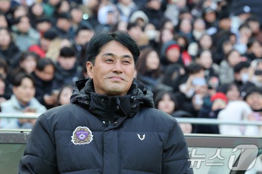 유병훈 FC안양 감독이 22일 오후 서울 마포구 서울월드컵경기장에서 하나은행 K리그1 2025 2라운드 FC서울과 FC안양의 경기에서 경기를 바라보고 있다. 2025.2.22/뉴스1 ⓒ News1 신웅수 기자