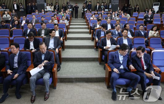 국민의힘 권영세 비상대책위원장과 권성동 원내대표를 비롯한 의원들이 6일 오후 서울 여의도 국회에서 열린 의원총회에 참석해 있다. 2025.5.6/뉴스1 ⓒ News1 이광호 기자