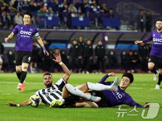 6일 경기 안양시 안양종합운동장에서 열린 프로축구 하나은행 K리그1 2025 12라운드 FC안양과 FC서울과의 경기에서 안양 이태희가 서울 루카스에게 태클을 하고 있다. 2025.5.6/뉴스1 ⓒ News1 황기선 기자