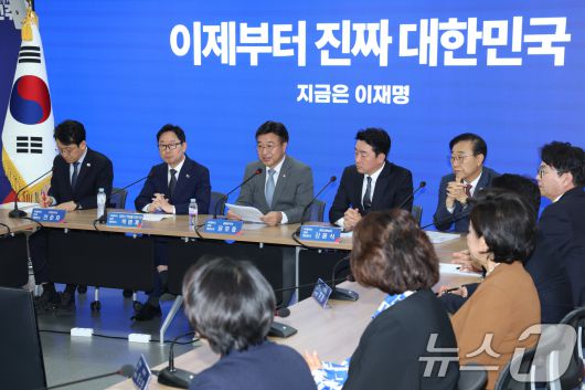 윤호중 더불어민주당 선대위 총괄본부장이 6일 오전 서울 여의도 당사에서 열린 진짜 대한민국 중앙선거대책위원회 총괄본부장단 회의에서 발언하고 있다. 2025.5.6/뉴스1 ⓒ News1 이광호 기자