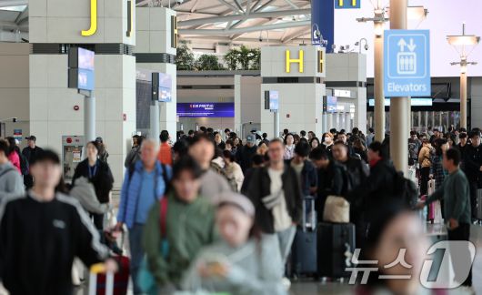 황금연휴를 앞둔 2일 오전 인천국제공항 제1여객터미널 출국장이 여행객들로 붐비고 있다. 2025.5.2/뉴스1 ⓒ News1 김성진 기자