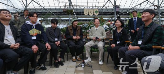 이재명 더불어민주당 대통령 후보가 '골목골목 경청투어'에 나선 6일 충북 보은군 화훼농원 숨결에서 청년 농업인들과의 간담회를 갖고 있다. (공동취재) 2025.5.6/뉴스1 ⓒ News1 안은나 기자