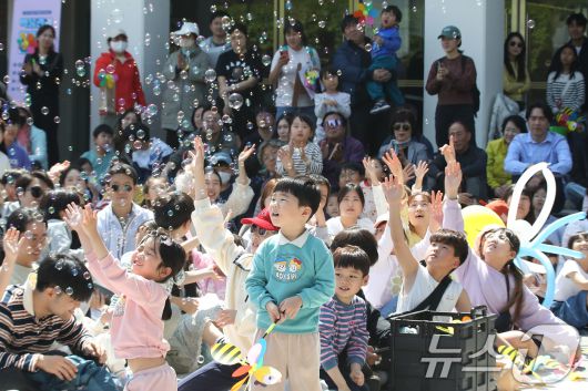 어린이날을 하루 앞둔 4일 대구 수성구 국립대구박물관을 찾은 어린이들이 마술공연을 관람하며 즐거운 연휴를 보내고 있다. 2025.5.4/뉴스1 ⓒ News1 공정식 기자