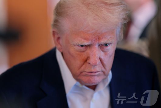 도널드 트럼프 미국 대통령이 4일(현지시간) 미국 플로리다주 웨스트팜비치에서 에어포스원을 타고 워싱턴DC로 돌아오는 비행기에서 질문하는 기자를 응시하고 있다. ⓒ 로이터=뉴스1 ⓒ News1 류정민 특파원