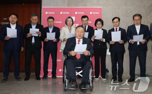 이상민 국민의힘 대전 유성을 당협위원장을 비롯한 원외 당협위원장들이 6일 오후 서울 여의도 국회에서 김문수 대통령 후보와 한덕수 무소속 예비후보의 단일화를 촉구하고 있다. 2025.5.6/뉴스1 ⓒ News1 이광호 기자