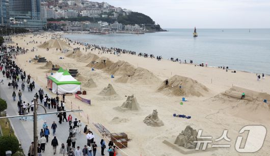 어린이날인 5일 부산 해운대해수욕장을 찾은 시민, 관광객들이 다양한 모래조각 작품을 구경하고 있다. 2025.5.5/뉴스1 ⓒ News1 윤일지 기자