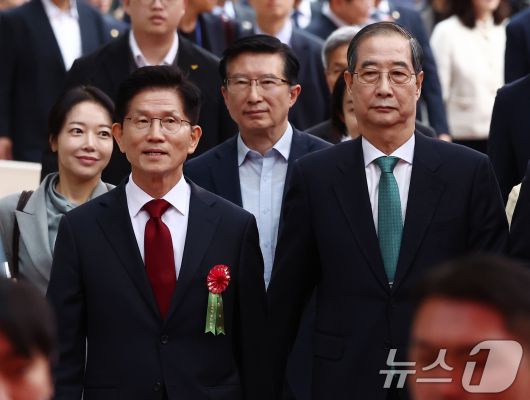 김문수 국민의힘 대통령 후보(왼쪽)와 한덕수 무소속 대통령 선거 예비후보가 5일 오전 서울 종로구 조계사에서 열린 불기 2569년 부처님오신날 봉축법요식에 참석하고 있다. 2025.5.5/뉴스1 ⓒ News1 김민지 기자