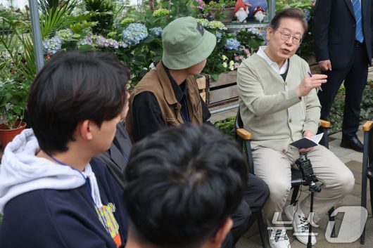 이재명 더불어민주당 대통령 후보가 '골목골목 경청투어'에 나선 6일 충북 보은군 화훼농원 숨결에서 청년 농업인들과의 간담회를 갖고 있다. (공동취재) 2025.5.6/뉴스1 ⓒ News1 안은나 기자