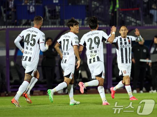 6일 경기 안양시 안양종합운동장에서 열린 프로축구 하나은행 K리그1 2025 12라운드 FC안양과 FC서울과의 경기에서 서울 문선민이 동점골을 넣고 동료들과 기뻐하고 있다. 2025.5.6/뉴스1 ⓒ News1 황기선 기자