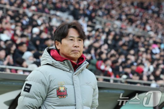 22일 오후 서울 마포구 서울월드컵경기장에서 하나은행 K리그1 2025 2라운드 FC서울과 FC안양의 경기에서 김기동 서울 감독이 경기를 바라보고 있다. 2025.2.22/뉴스1 ⓒ News1 신웅수 기자