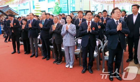 이재명 더불어민주당 대통령 후보(오른쪽부터)와 김문수 국민의힘 후보, 김재연 진보당 후보, 권영국 정의당 후보, 한덕수 무소속 예비후보가 지난 5일 서울 종로구 조계사에서 열린 불기 2569년 부처님오신날 봉축법요식에 참석해 합장하고 있다. (조계종 제공. 재판매 및 DB 금지) 2025.5.5/뉴스1 ⓒ News1 김민지 기자