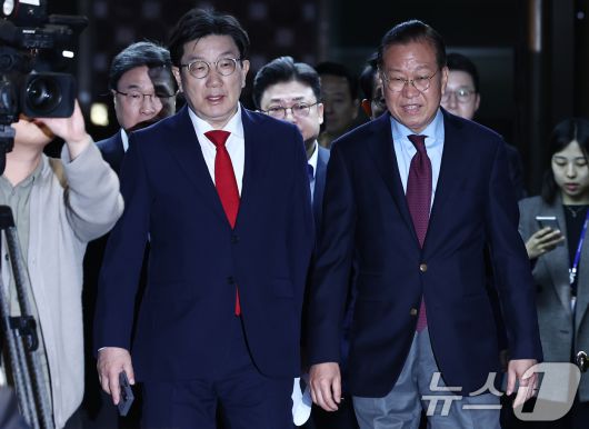 국민의힘 권영세 비상대책위원장과 권성동 원내대표가 5일 국회에서 열린 의원총회에 입장하고 있다. 2025.5.5/뉴스1 ⓒ News1 김민지 기자