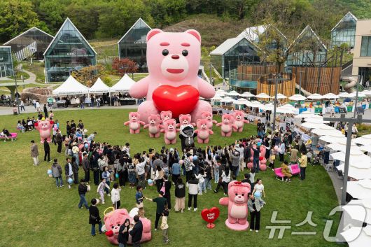 황금 연휴를 맞아 지난 1일부터 롯데프리미엄아울렛 의왕점에서 진행 중인 초대형 벨리곰 공공전시가 가족 단위 쇼핑객들로 북적이며 인기를 끌고 있다. (롯데홈쇼핑 제공. 재판매 및 DB금지) 2025.5.6/뉴스1