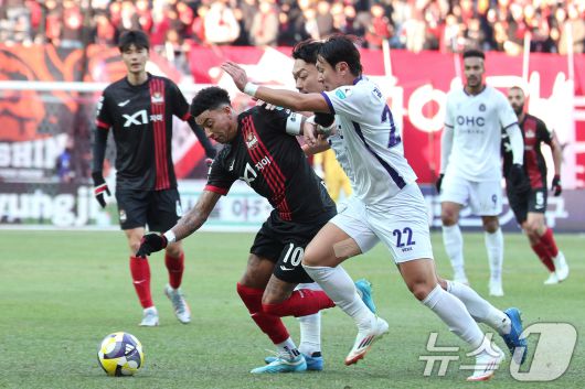 22일 오후 서울 마포구 서울월드컵경기장에서 하나은행 K리그1 2025 2라운드 FC서울과 FC안양의 경기에서 FC서울 린가드가 돌파를 시도하고 있다. 2025.2.22/뉴스1 ⓒ News1 신웅수 기자