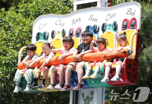 어린이날을 하루 앞둔 4일 대구 달서구 테마파크 이월드를 찾은 어린이들이 놀이기구에 몸을 맡긴 채 즐거운 연휴를 보내고 있다. 2025.5.4/뉴스1 ⓒ News1 공정식 기자