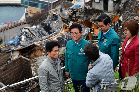 김문수 국민의힘 대통령 후보가 6일 초대형산불피해지역인 경북 영덕군 영덕읍 석리 마을에서 마을 이장으로부터 당시 긴박했던 상황에 대한 설명을 듣고 있다. 2025.5.6/뉴스1 ⓒ News1 최창호 기자