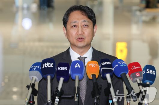 안덕근 산업통상자원부 장관이 23일 인천국제공항을 통해 출국하며 취재진의 질의에 답하고 있다.2025.4.23/뉴스1 ⓒ News1 허경 기자