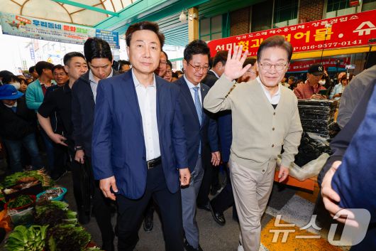 이재명 더불어민주당 대통령 후보가 골목골목 경청투어 이틀차를 맞은 6일 오전 충북 증평군 장뜰시장을 찾아 인사하고 있다. 2025.5.6/뉴스1 ⓒ News1 안은나 기자