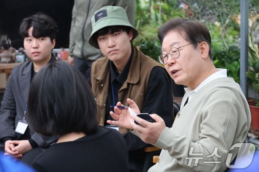 이재명 더불어민주당 대통령 후보가 '골목골목 경청투어'에 나선 6일 충북 보은군 화훼농원 숲결에서 청년 농업인들과 간담회를 하고 있다. (공동취재) 2025.5.6/뉴스1 ⓒ News1 안은나 기자