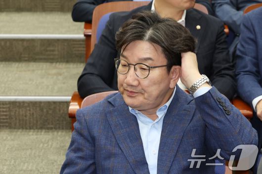 권성동 국민의힘 원내대표가 6일 오후 서울 여의도 국회에서 열린 의원총회에 참석해 생각에 잠겨있다. 2025.5.6/뉴스1 ⓒ News1 이광호 기자