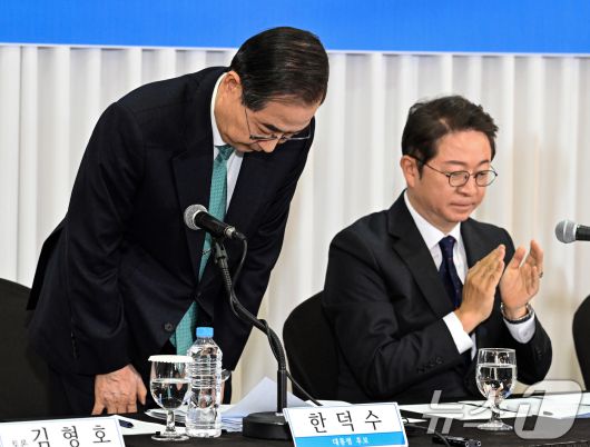 한덕수 무소속 대통령선거 예비후보가 6일 서울 중구 코리아나호텔에서 열린 관훈클럽 초청 토론회에서 인사하고 있다. 2025.5.6/뉴스1 ⓒ News1 국회사진취재단