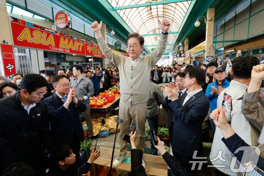 이재명 더불어민주당 대통령 후보가 골목골목 경청투어 이틀차를 맞은 6일 오전 충북 증평군 장뜰시장을 찾아 즉흥 연설을 한 뒤 인사하고 있다. 2025.5.6/뉴스1 ⓒ News1 안은나 기자