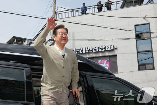 이재명 더불어민주당 대통령 후보가 6일 오전 골목골목 경청투어를 위해 충북 증평군 장뜰시장을 찾아 인사하고 있다. 2025.5.6/뉴스1 ⓒ News1 안은나 기자