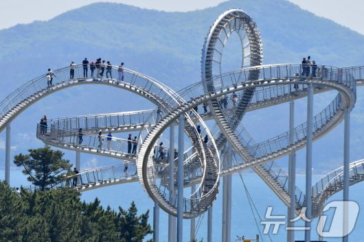 2일 경북 포항시 북구 환호공원 스페이스 워크를 찾은 관광객들이 화창한 날씨를 만끽하며 즐거운 시간을 보내고 있다. 2025.5.2/뉴스1 ⓒ News1 최창호 기자