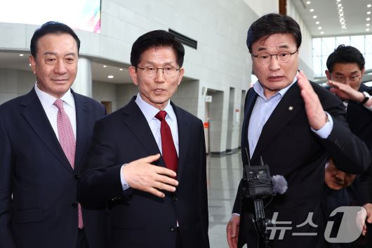 단일화 문제를 놓고 당 지도부와 갈등을 빚고 있는 김문수 국민의힘 대통령 후보가 6일 경북 경주시 HICO(정상회의장) 미디어센터에서 브리핑을 갖고 경선 일정 중단과 서울행을 선언하고 있다. 2025.5.6/뉴스1 ⓒ News1 김민지 기자