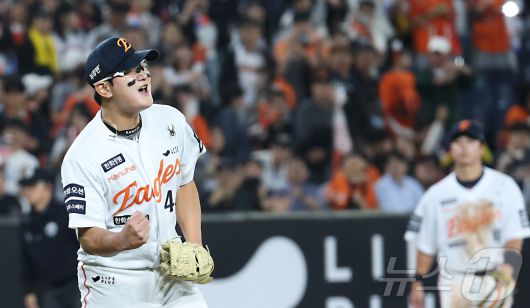 30일 대전 한화생명볼파크에서 열린 '2025 신한 SOL 뱅크 KBO리그' 프로야구 한화 이글스와 LG 트윈스 경기에서 한화 김서현이 9회 마무리 투구를 하며 승리의 세리머니를 하고 있다. 2025.4.30/뉴스1 ⓒ News1 김기남 기자