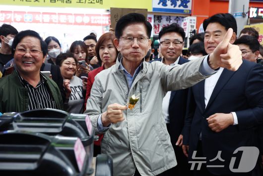 김문수 국민의힘 대통령 후보가 6일 경북 포항시 죽도시장에서 구매한 어묵을 먹으며 엄지를 치켜세우고 있다. 2025.5.6/뉴스1 ⓒ News1 김민지 기자