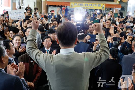 이재명 더불어민주당 대통령 후보가 골목골목 경청투어 이틀차인 6일 오후 충북 영동군 영동중앙시장을 찾아 즉흥 연설하고 있다. 2025.5.6/뉴스1 ⓒ News1 안은나 기자