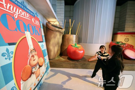 7일 오전 서울 성동구 성수문화예술마당에서 열린 '문도 픽사(Mundo Pixae): 픽사, 상상의 세계로' 미디어데이에서 관계자가 체험공간을 소개하고 있다. 2025.5.7/뉴스1 ⓒ News1 황기선 기자