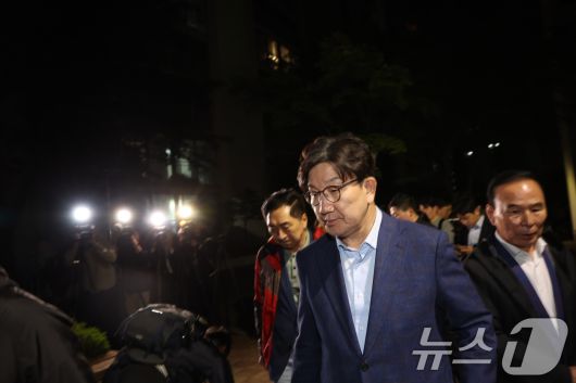 권성동 국민의힘 원내대표가 후보 단일화 문제로 당 지도부와 갈등을 겪고 있는 김문수 대통령 후보를 만나기 위해 6일 밤 서울 관악구 김 후보의 집 앞에서 김 후보를 기다리다 만나지 못하고 발걸음을 돌리고 있다. 2025.5.6/뉴스1 ⓒ News1 김명섭 기자