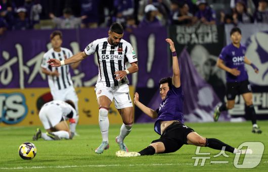 6일 경기 안양시 안양종합운동장에서 열린 프로축구 하나은행 K리그1 2025 12라운드 FC안양과 FC서울과의 경기에서 안양 김영찬이 태클을 하고 있다. 2025.5.6/뉴스1 ⓒ News1 황기선 기자