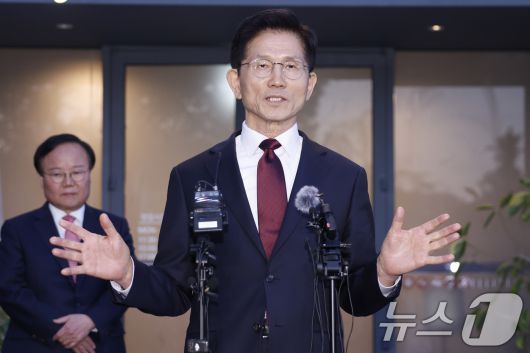 김문수 국민의힘 대선 후보가 7일 서울 종로구의 한 식당에서 한덕수 무소속 대선 예비후보와 후보 단일화 관련 회동을 마친 후 취재진의 질문에 답하고 있다. (공동취재) 2025.5.7/뉴스1 ⓒ News1 오대일 기자