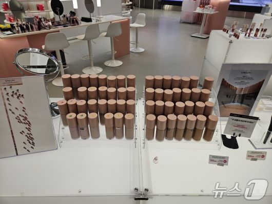 와이레스 북촌 플래그십스토어 내부 모습.ⓒ 뉴스1/김진희 기자