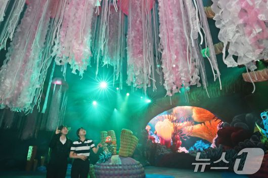 7일 오전 서울 성동구 성수문화예술마당에서 열린 '문도 픽사(Mundo Pixae): 픽사, 상상의 세계로' 미디어데이에서 관계자가 체험공간을 소개하고 있다.  2025.5.7/뉴스1 ⓒ News1 황기선 기자