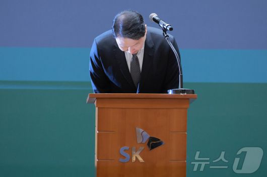 최태원 SK그룹 회장이 7일 오전 서울 중구 SKT타워에서 SK텔레콤 이용자 유심(USIM) 정보 해킹 사고와 관련해 고개숙여 사과하고 있다. (공동취재) 2025.5.7/뉴스1 ⓒ News1 박지혜 기자