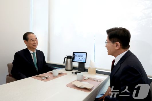 김문수 국민의힘 대통령 후보와 한덕수 무소속 예비후보가 7일 오후 서울 종로구의 한 식당에서 단일화 관련 회동을 하고 있다. (공동취재) 2025.5.7/뉴스1 ⓒ News1 오대일 기자