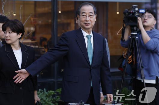 한덕수 무소속 대선 예비후보가 7일 서울 종로구의 한 음식점에서 김문수 국민의힘 대선 후보와 후보 단일화 관련 회동을 마친 후 식당을 나서고 있다. (공동취재) 2025.5.7/뉴스1 ⓒ News1 오대일 기자