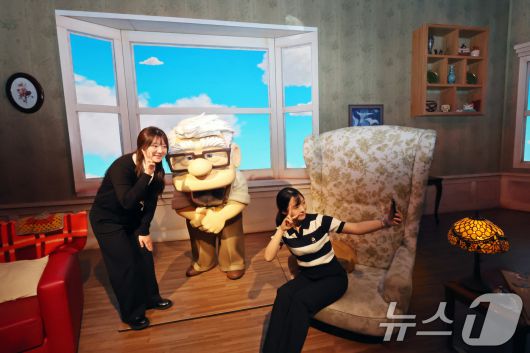 7일 오전 서울 성동구 성수문화예술마당에서 열린 '문도 픽사(Mundo Pixae): 픽사, 상상의 세계로' 미디어데이에서 관계자가 체험공간을 소개하고 있다. 2025.5.7/뉴스1 ⓒ News1 황기선 기자