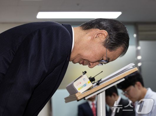 한덕수 무소속 대선 예비후보가 7일 서울 여의도 맨하탄21빌딩에 마련된 선거 사무소에서 긴급 입장 발표에 앞서 인사하고 있다. 2025.5.7/뉴스1 ⓒ News1 이재명 기자