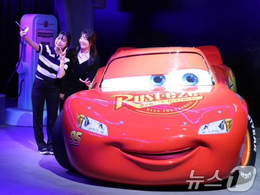 7일 오전 서울 성동구 성수문화예술마당에서 열린 '문도 픽사(Mundo Pixae): 픽사, 상상의 세계로' 미디어데이에서 관계자가 체험공간을 소개하고 있다.  2025.5.7/뉴스1 ⓒ News1 황기선 기자