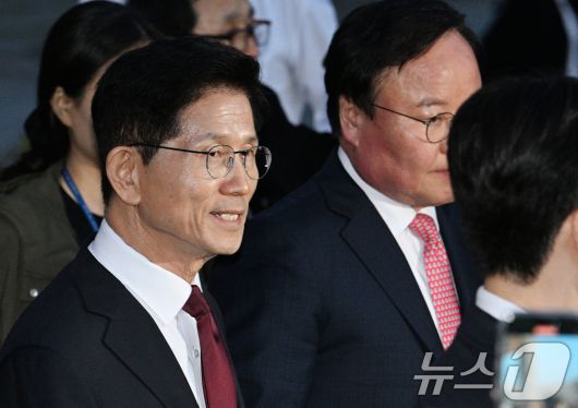 김문수 국민의힘 대선 후보가 7일 서울 종로구의 한 식당에서 한덕수 무소속 대선 예비후보와의 단일화 관련 회동을 마친 후 나서고 있다. (공동취재) 2025.5.7/뉴스1 ⓒ News1 오대일 기자