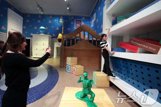 7일 오전 서울 성동구 성수문화예술마당에서 열린 '문도 픽사(Mundo Pixae): 픽사, 상상의 세계로' 미디어데이에서 관계자가 체험공간을 소개하고 있다.  2025.5.7/뉴스1 ⓒ News1 황기선 기자