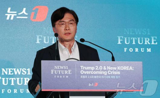 김익재 한국과학기술연구원 AI·로봇연구소장이 7일 서울 여의도 페어몬트 호텔에서 열린 뉴스1 미래포럼에서 ‘AI, 휴머노이드 로봇의 새로운 진화’를 주제로 발표를 하고 있다. ‘트럼프 2.0과 新한국:위기 극복 해법 찾기’를 주제로 열린 이번 포럼은 뉴스1 주최로 열렸다. 2025.5.7/뉴스1 ⓒ News1 박세연 기자