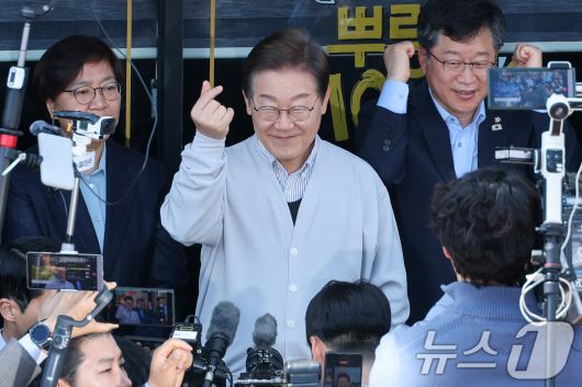 이재명 더불어민주당 대통령 후보가 2차 골목골목 경청투어 마지막 날인 7일 오전 전북 진안군 진무로를 찾아 즉흥 연설을 하던 중 하트를 그리고 있다. 2025.5.7/뉴스1 ⓒ News1 안은나 기자