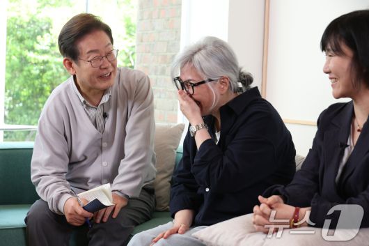 이재명 더불어민주당 대통령 후보가 2차 골목골목 경청투어 마지막 날인 7일 오후 전북 전주시의 카페에서 '영화와 드라마, 정치가 그리는 미래의 스크린' K-콘텐츠 산업 진흥 간담회를 하고 있다. 왼쪽부터 이 후보, 김은숙 작가, 박해영 작가. 2025.5.7/뉴스1 ⓒ News1 안은나 기자